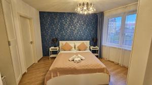 布达佩斯L&L HOME的一间卧室配有一张床和一个吊灯