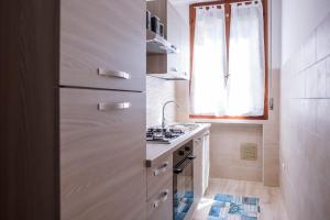 莱里奇Appartamento con parcheggio e Aria Condizionata的小厨房配有炉灶和水槽