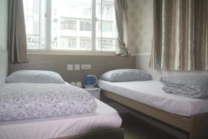 香港K&B青年旅馆的带2扇窗户的客房内的2张床