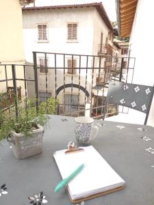 特雷莫西内appartamenti Residenza 1928的阳台上的桌子和咖啡