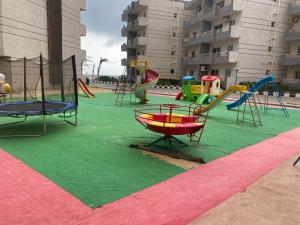 马特鲁港شقه فندقيه فاخره الچوهرة的绿地的游乐场设有滑梯和游戏设备