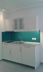 帕尔加Dafni studios no6的厨房配有白色橱柜和水槽
