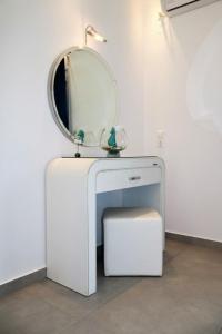 帕尔加Dafni studios no6的上面有镜子的白色水槽