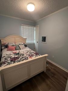 默特尔比奇C Level Condo的一间卧室配有一张大床和木制床头板