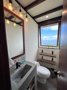 San JosÃ©El Filito的一间带水槽、卫生间和镜子的浴室