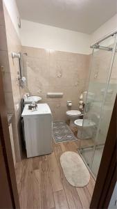 纳托Paola House的一间带玻璃淋浴和卫生间的浴室