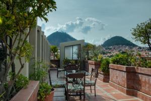 苏克雷格洛列塔酒店的阳台配有桌椅,享有城市美景。