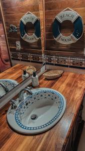 穆库拉岛穆库拉俱乐部酒店的浴室柜台设有水槽和两个盘子