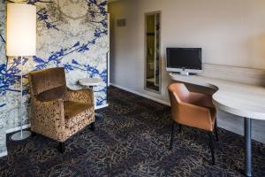 恩斯赫德Fletcher Hotel-Restaurant De Broeierd-Enschede的酒店的客房配备了书桌、椅子和电视。
