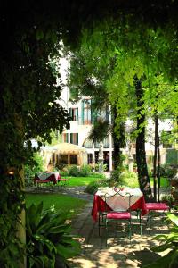 威尼斯阿巴德萨豪华酒店的公园内的桌椅