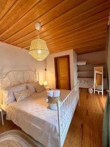 艾瓦勒克Hanole Guest House的一间卧室设有一张带木制天花板的大床