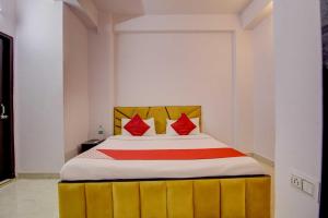 OYO Flagship Decent Residency客房内的一张或多张床位