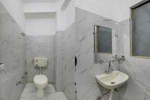 OYO Flagship Decent Residency的一间浴室