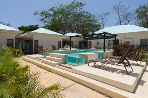 阿维拉纳海滩Villas VR Beachwalk Avellanas的一座带游泳池和房子的别墅