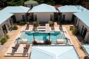 阿维拉纳海滩Villas VR Beachwalk Avellanas的享有别墅内游泳池的顶部景致