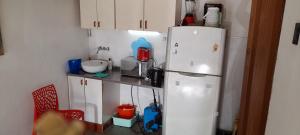 罗萨里奥EnmicasaSSJ-Rosario的厨房配有白色冰箱和白色橱柜