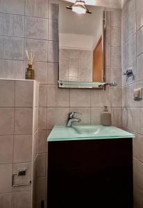 希维利Sunset Villa的一间带水槽和镜子的浴室