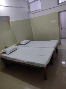 巴特那OYO Swaraj Guest House的一间医院,一间房间里设有床铺