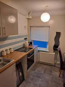 CanleyTwo bedroom maisonette close toWarwick Uni的厨房配有水槽和炉灶 顶部烤箱