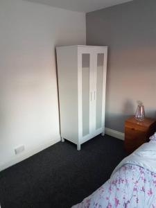 Two bedroom maisonette close toWarwick Uni客房内的一张或多张床位