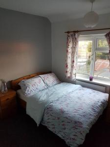 CanleyTwo bedroom maisonette close toWarwick Uni的一间卧室设有一张床和一个窗口