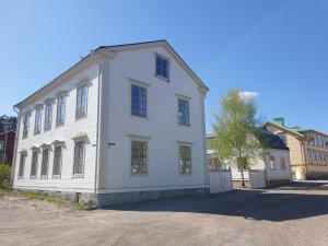 瑟德港Välrenoverad fin lägenhet i charmigt område的白色的建筑,在街上有窗户