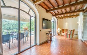 波皮Villa Tita的开放式的客厅配有桌子和饭厅