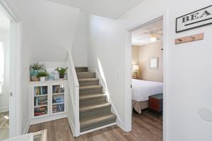 Cape San BlasNarrow Escape by Pristine Properties Vacation Rentals的通往卧室的楼梯