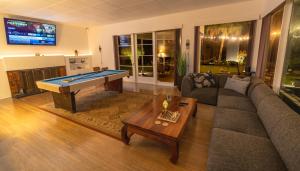 希洛山顶度假出租屋传统酒店的带沙发和台球桌的客厅