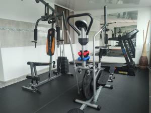波哥大Hotel Airport Travel的一间健身房,里面设有数个健身器材