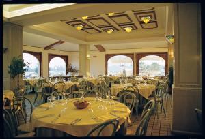 桑皮耶里iGV Club Baia Samuele的用餐室配有桌椅和酒杯