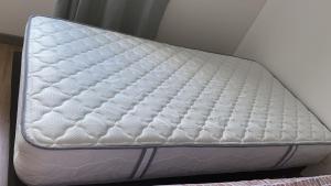 布卡拉曼加HABITACION DOBLE con baño compartido en apartamento compartido的床上的白色床垫