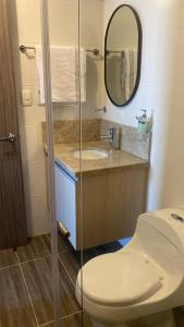 布卡拉曼加HABITACION DOBLE con baño compartido en apartamento compartido的一间带卫生间、水槽和镜子的浴室