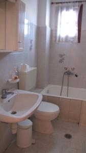 米利纳Rafaela House的浴室配有卫生间、盥洗盆和浴缸。