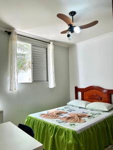 皮拉西卡巴Apartamento mobiliado Piracicaba的一间卧室配有一张带风扇和窗户的床。