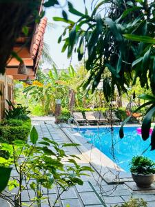 宁平Tam Coc Summer Bungalow的花园中的一个游泳池