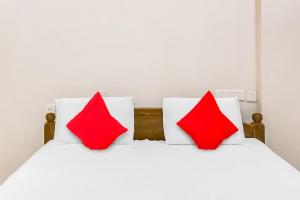 维沙卡帕特南OYO Flagship 81201 Sls Luxury Suites的白色床上的2个红色和白色枕头