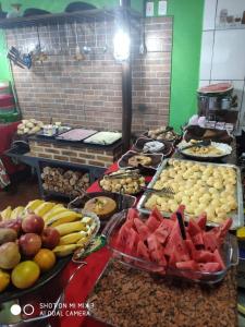 特林达迪Recanto do Carreiro的自助餐,展示了多种不同类型的食物