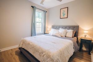 夏洛特City Retreat - 4 Bedroom Oasis with King & Private Yard near Downtown的一间卧室设有一张大床和一个窗户。