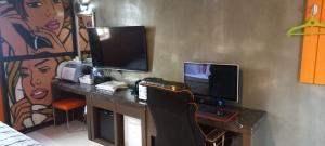 蔚山Design T Motel的配有书桌、电脑和显示器的房间
