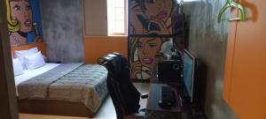 蔚山Design T Motel的客房设有带一张床和镜子的卧室