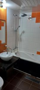 蔚山Design T Motel的一间带水槽、浴缸和卫生间的浴室