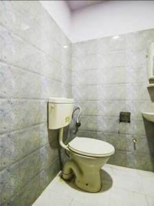 瓜廖尔OYO 81146 Hotel Prashant Villa的一间带卫生间和水槽的浴室