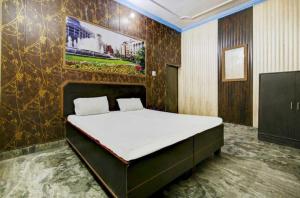 瓜廖尔OYO 81146 Hotel Prashant Villa的一间卧室,卧室内配有一张大床