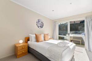陶波The Lakehouse - Taupo的一间卧室设有一张床和一个窗口