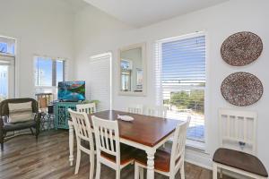 Cape San BlasNarrow Escape by Pristine Properties Vacation Rentals的一间带桌椅的用餐室