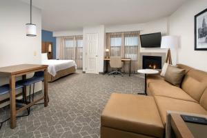 森特尼尔丹佛南/帕克迈德斯购物中心原住客栈的酒店客房设有一张沙发和一张床