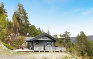 BøGorgeous Home In Bverfjord With Wifi的山边的小房子