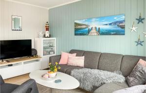 BøGorgeous Home In Bverfjord With Wifi的带沙发和电视的客厅