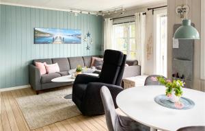 BøGorgeous Home In Bverfjord With Wifi的客厅配有沙发和桌子